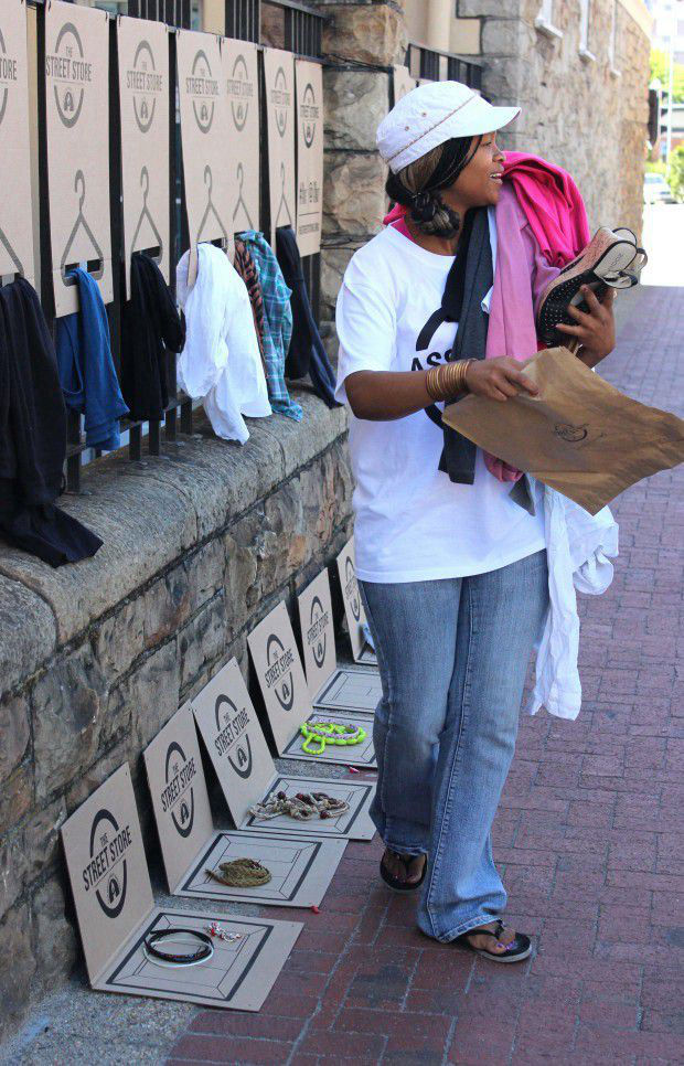 街头捐赠商店,保护受助人尊严--置顶表情