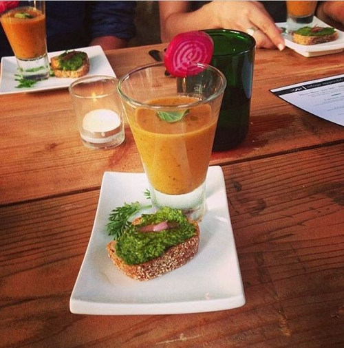 花50美元在垃圾桶中吃饭,为倡导人们不要浪费食物--置顶表情